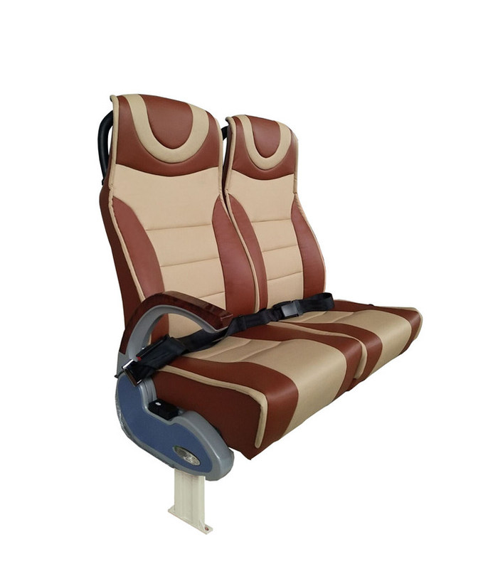 Dukungan Kaki Kursi Bus Wisata 2+2 Pengaturan Tata Layout Custom Color Adjustable Armrest