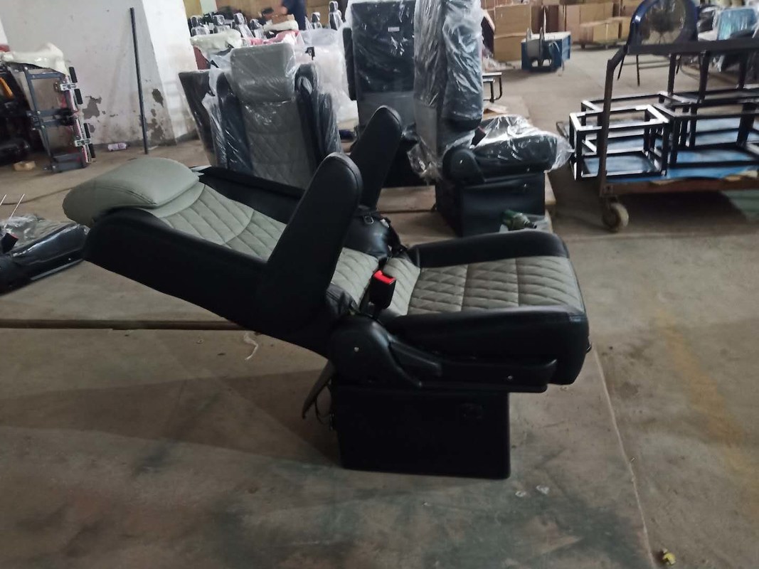 Harga Pabrik Custom Luxury Kulit Sprinter Van Seats Untuk Van Automotive Limousine